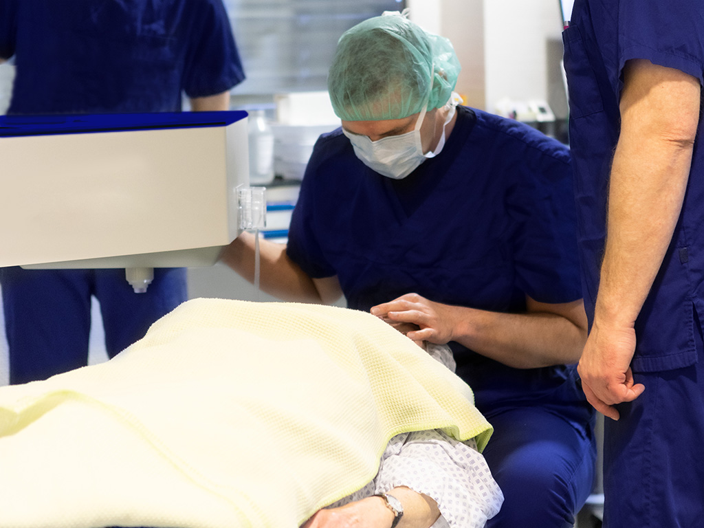 Arzt bereitet einen Patienten auf eine Laser-Operation am Auge vor